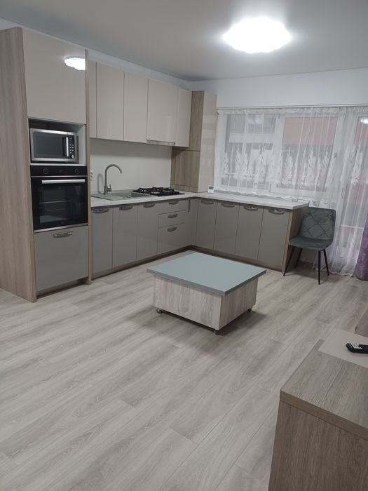 Închiriez apartament.