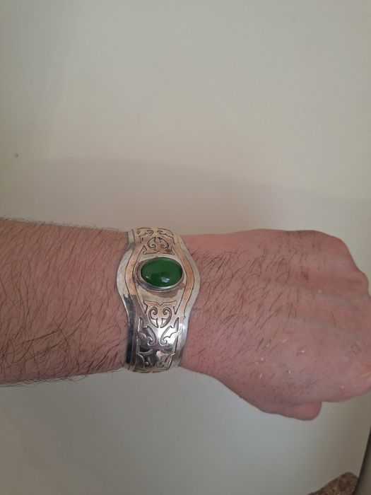 Женский серебряный браслет с камнем