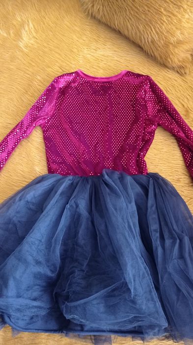 Блестяща червена рокля с тюл