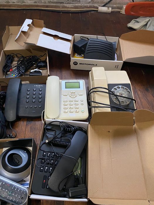 Лот от стари телефони и приемници -50Лв.