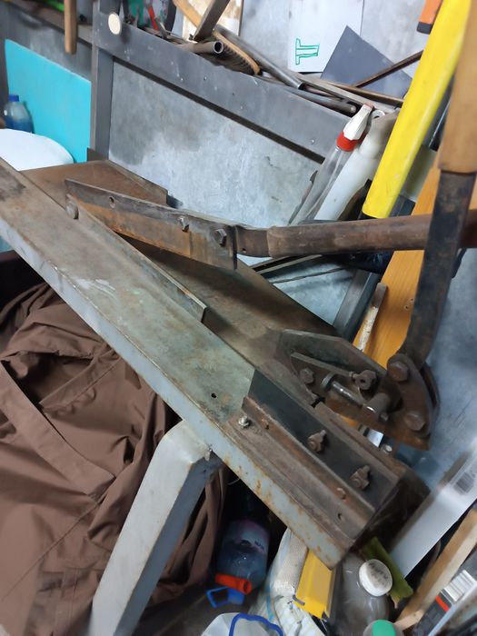 Продавам тенекеджийски ножици.