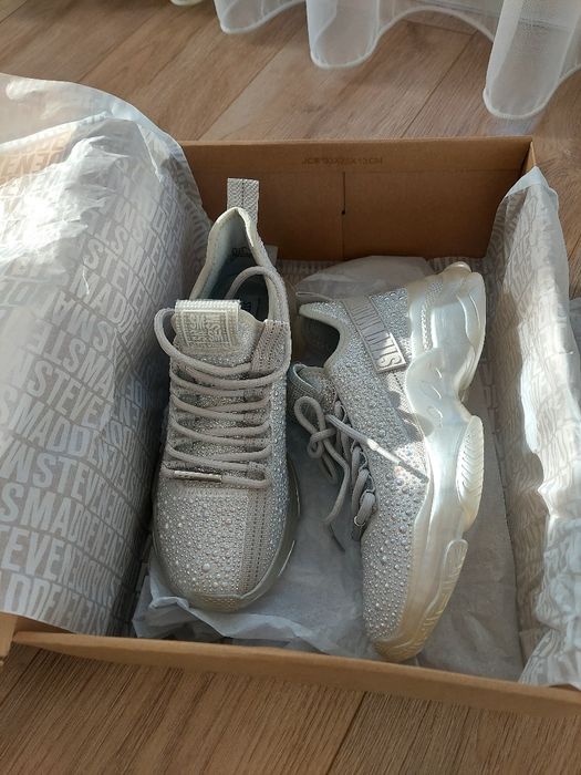 Нови Сникърси Steve Madden