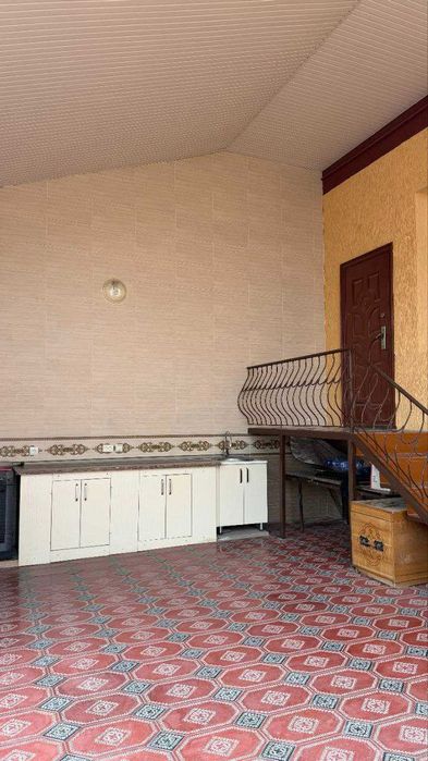 Продам угловой дом на участке 6 соток в центре Кибрая