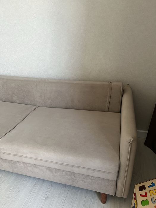 Диван на ножках.