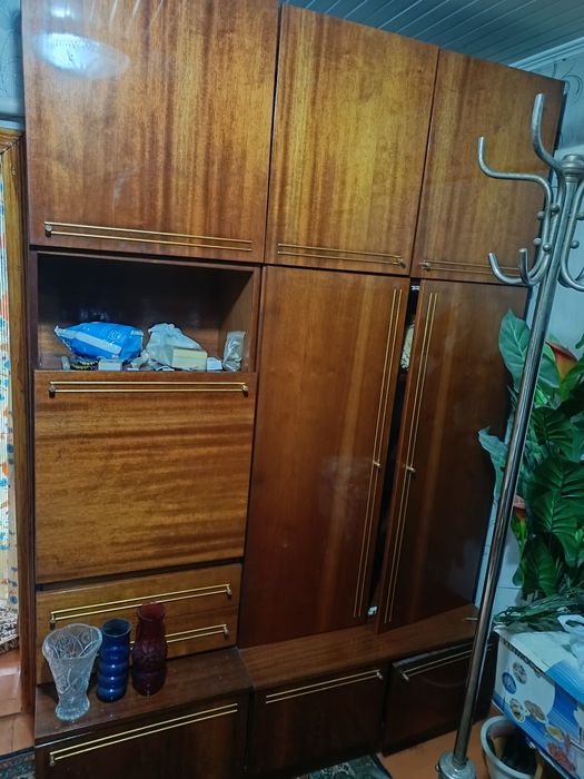 Продаётся стенка и прихожая