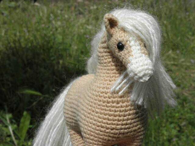 Красив кон - плюшена играчка плетена на една кука