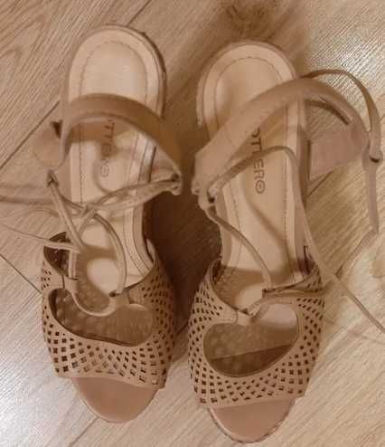 Продаются кожаные босоножки на платформе