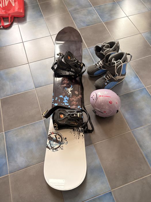 Сноуборд в комплекте ботинки,крепления и шлем