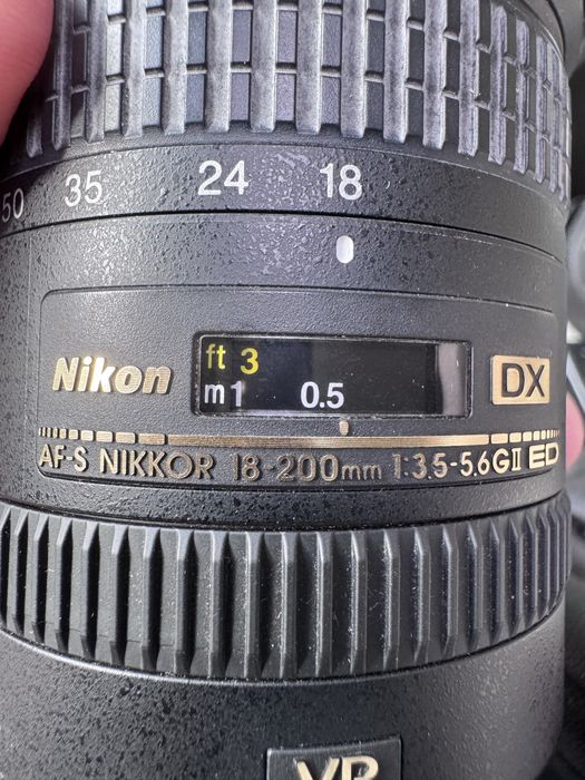 Nikon D90 с китовой линзой и 18-200