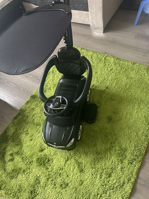 Черна кола за бутане с родителски контрол