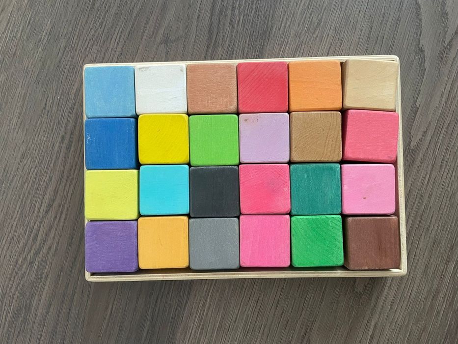 Tavă cuburi colorate din lemn – Montessori