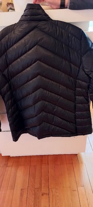 Vând jaketa cu puf Kalvin klein