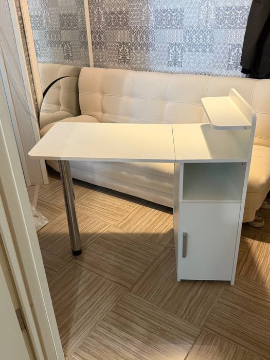 Продаются маникюрные столики