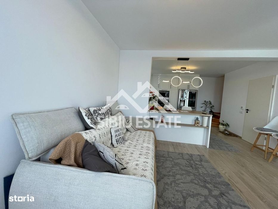 Casa cvadruplex de vanzare 4 camere, 2 locuri de parcare