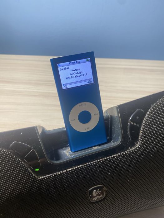 iPod Nano 2 & boxă Logitech S715i
