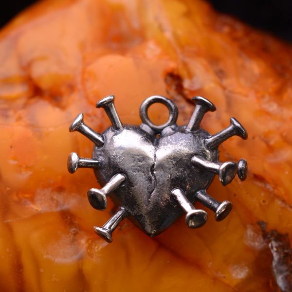 Сребърен медальон 925 Сърце с пирони–символ на болка и преживяна любов