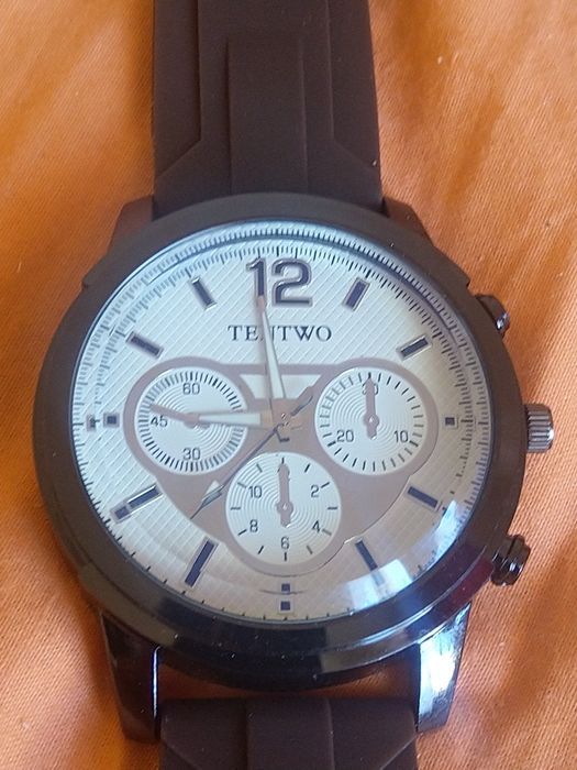 Лот нови часовници.