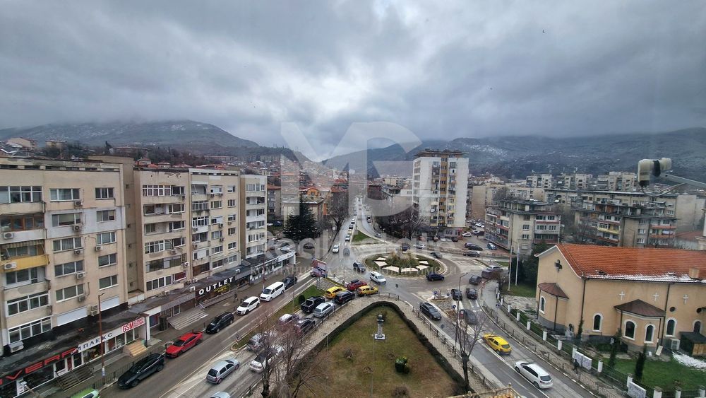 Двустаен с ТРИ отделни помещения и ГАРАЖ в Центъра на Асеновград!