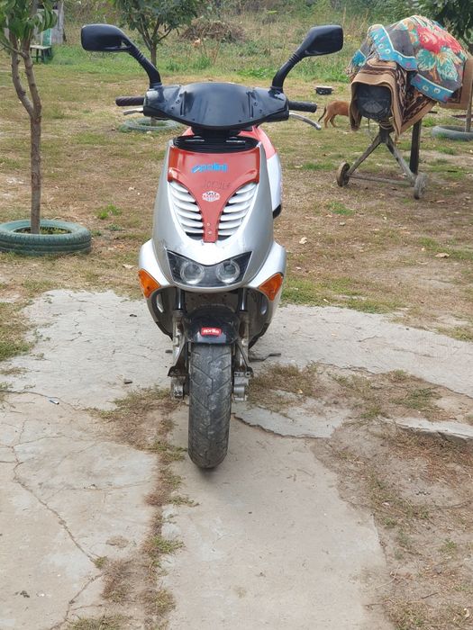 Vând scuter aprilia sr