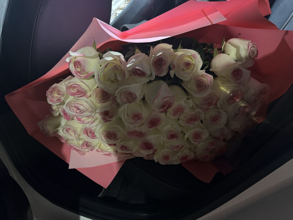 61 шт розы сатамын! 80 мыңға алынған 35000 сатамын свежий үлкен букет