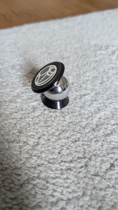 Универсална магнитна стойка за смартфон