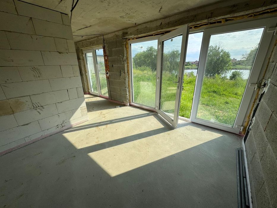 Apartamente in vila pe malul lacului