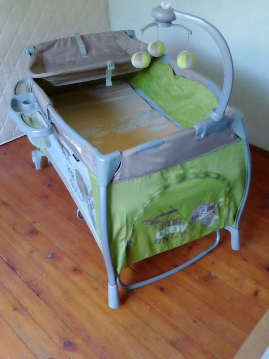 Продавам сгобяващо се детско креватче