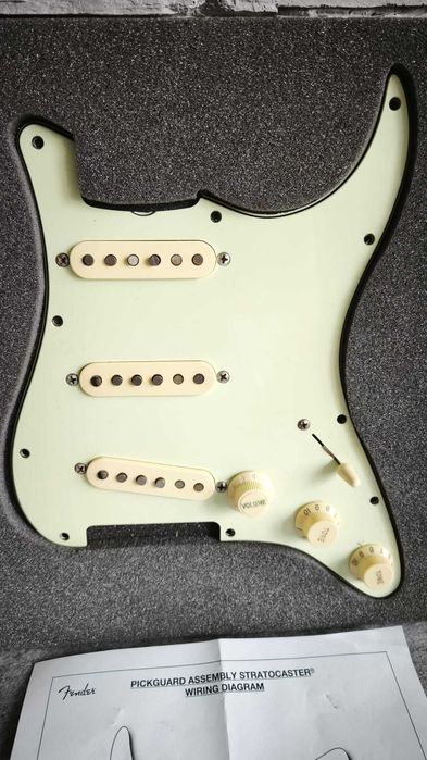Fender Vintera ’60s Modified Stratocaster Loaded Pickguard – Hot ’60s Pickups – S-1 Switching – Original Fender