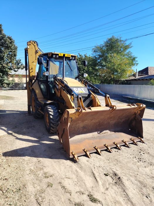 Vând buldoexcavator Caterpillar
