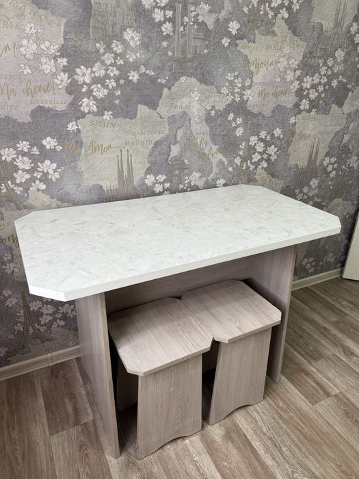 Стол + 4 табуретки