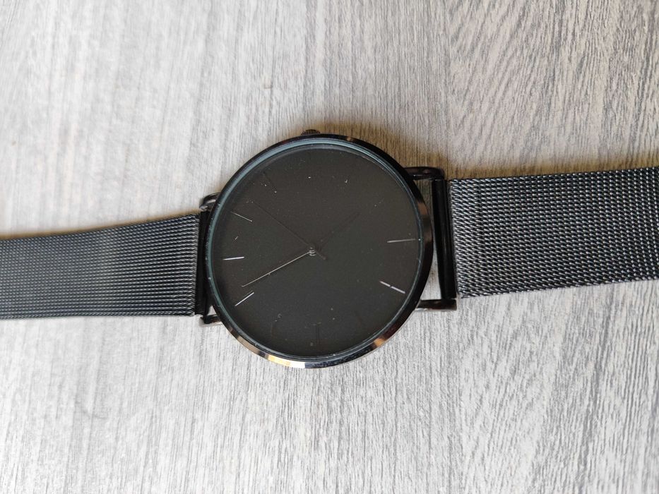 Простые стильные Часы