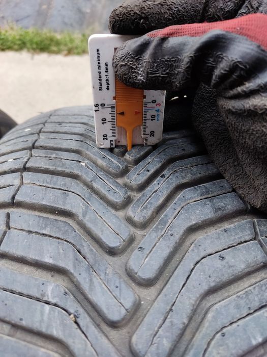 235 60 18 Всесвзонни Michelin