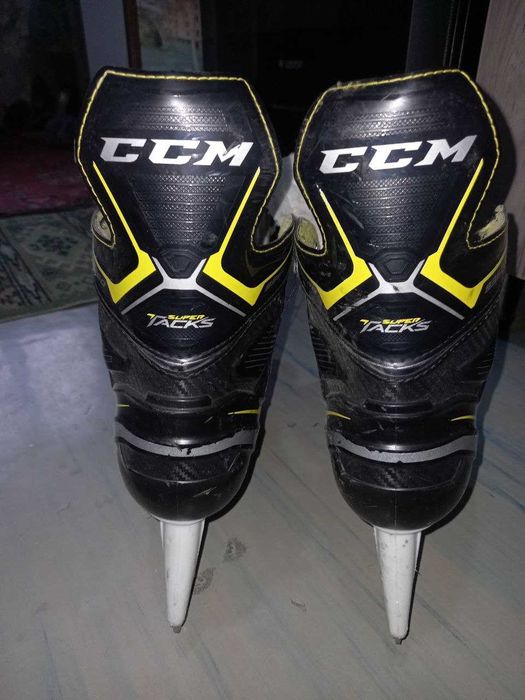 Продам хоккейные коньки CCM размер D8, или на наш 39-40.
