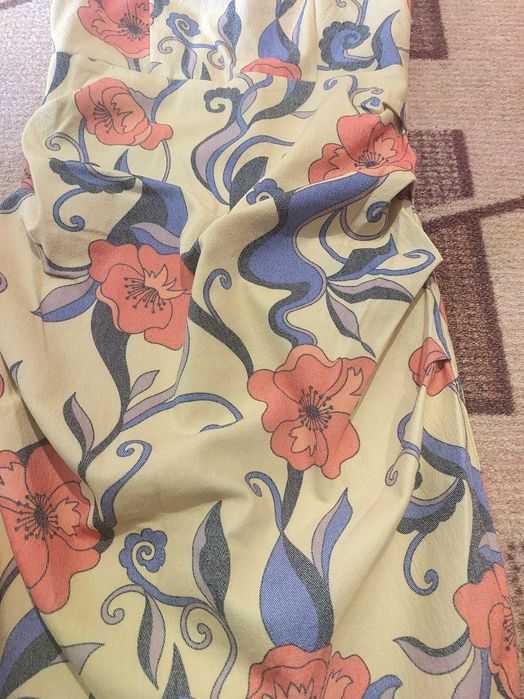 Рокля на цветя от Vivel Fashion.