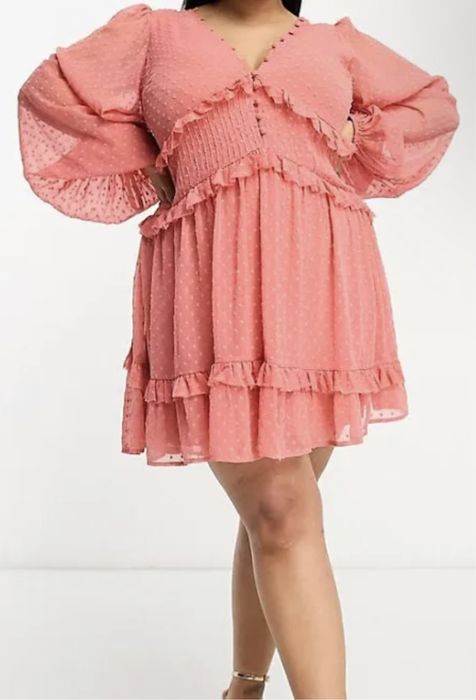 Rochie cu buline brodate in tesatura