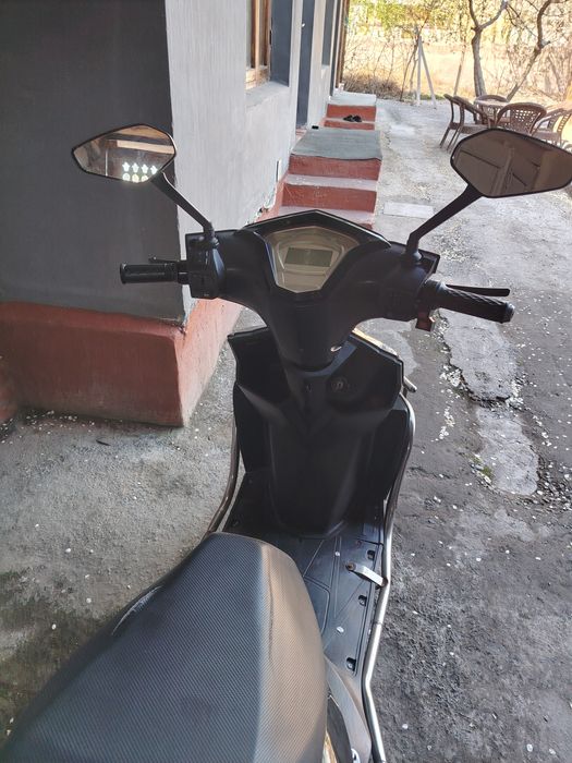 Elektroskuter sotiladi (Kofra va himoya dugalari bilan) shlem