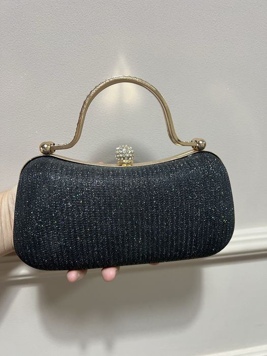 Продавам черна елегантна чантичка