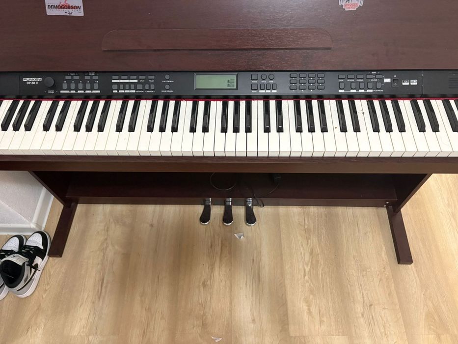 Vând Pianină electrică