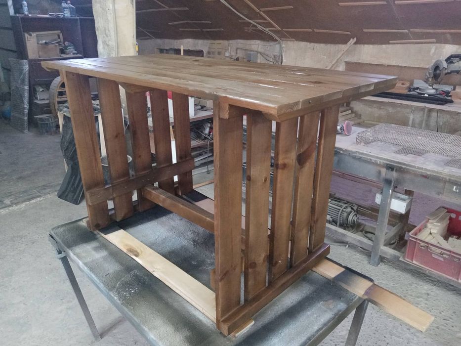 Нолична: Маса от масивна дървена