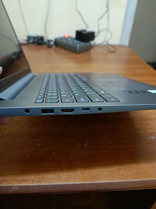 Laptop Lenovo ideapad slim 3- 16IAH8.