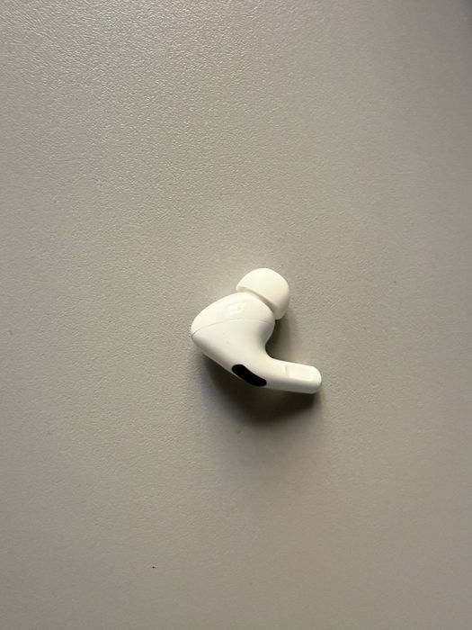 Продаю правый наушник от Airpods Pro
