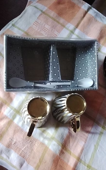 Фруктовница  ,конфетница , золотые  бокалы    с фарфоровыми  ложками.