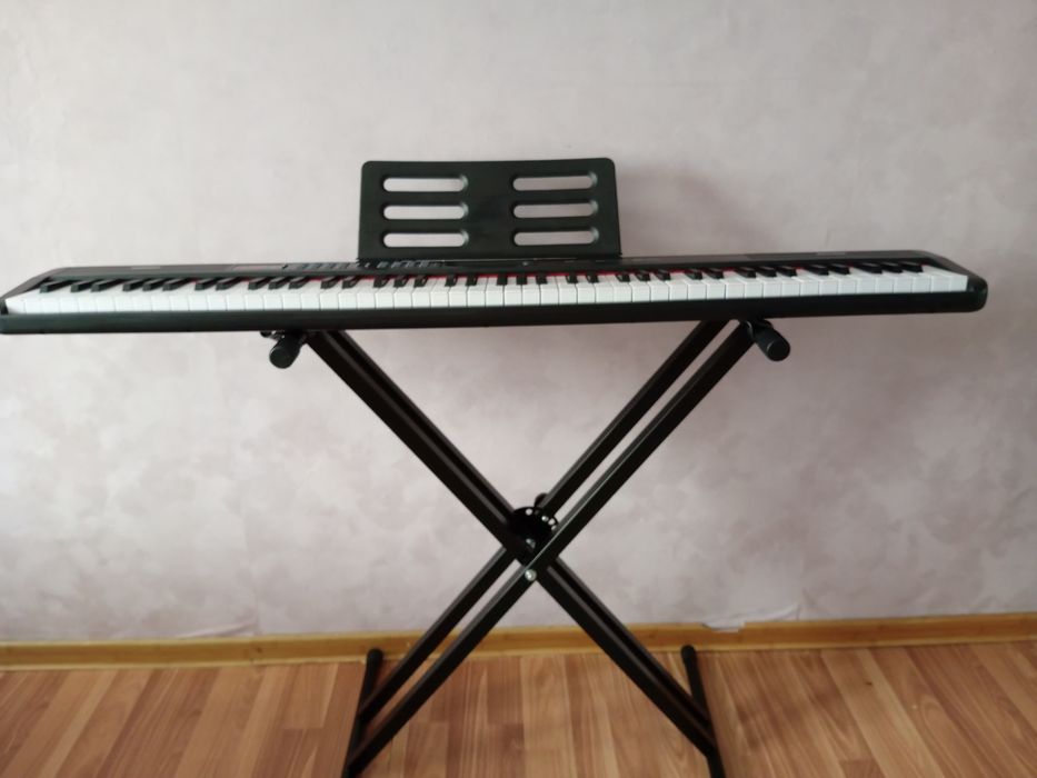 Продаю синтезатор