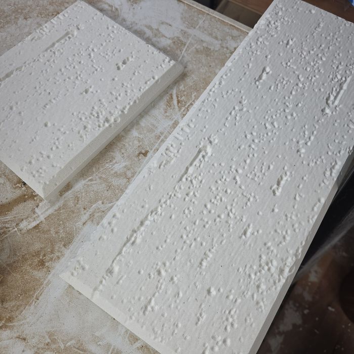 Placi decorative din ciment alb si agregate de marmura