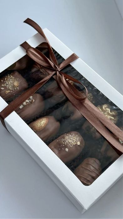 Клубника и финики в шоколаде