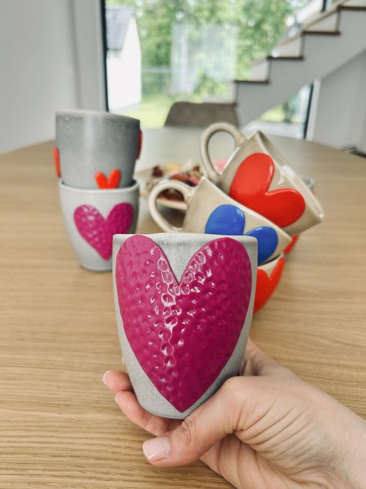 Pahar din ceramica, decorat manual cu o inimă texturata, din lut polimeric!