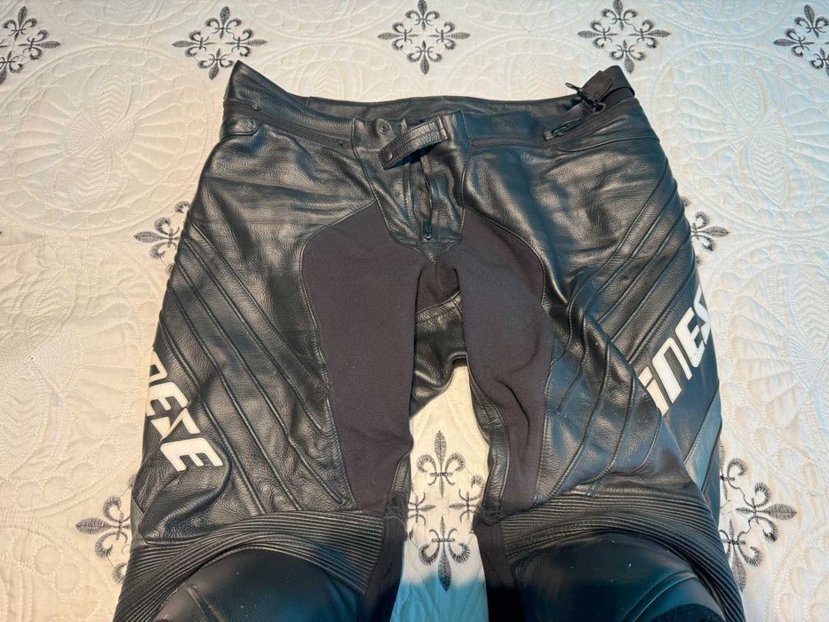 Кожен костюм Dainese 2 части със силиконов гръб, размер 56 (XL)