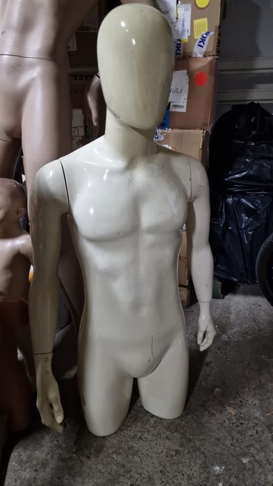 Vand manechini dama si 1 de barbat