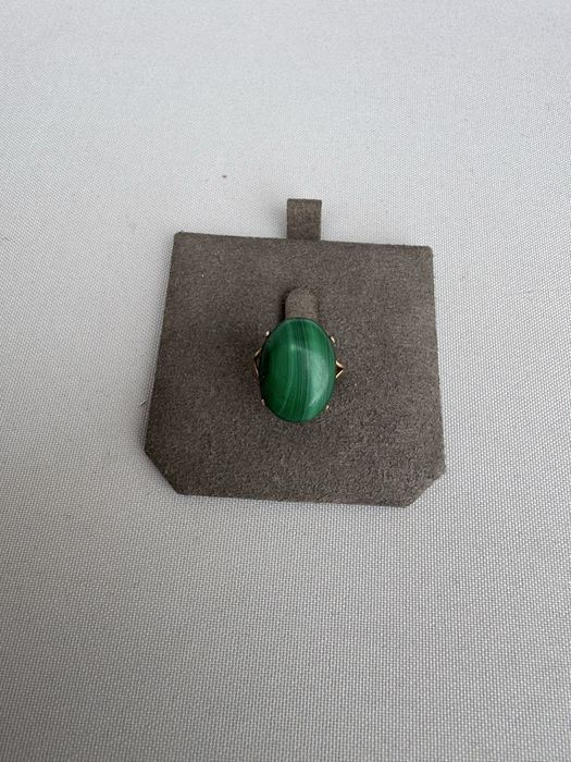 Inel din aur si malachit