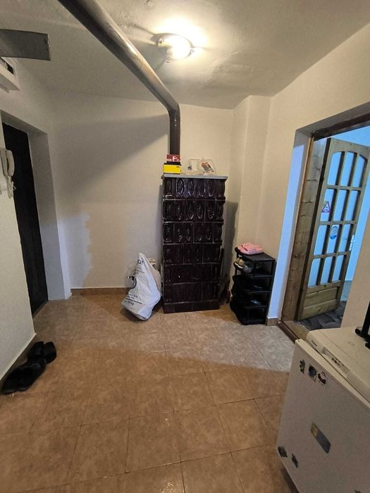 Vand apartament 2 camere balcon inchis magazie lemne geamuri termopane